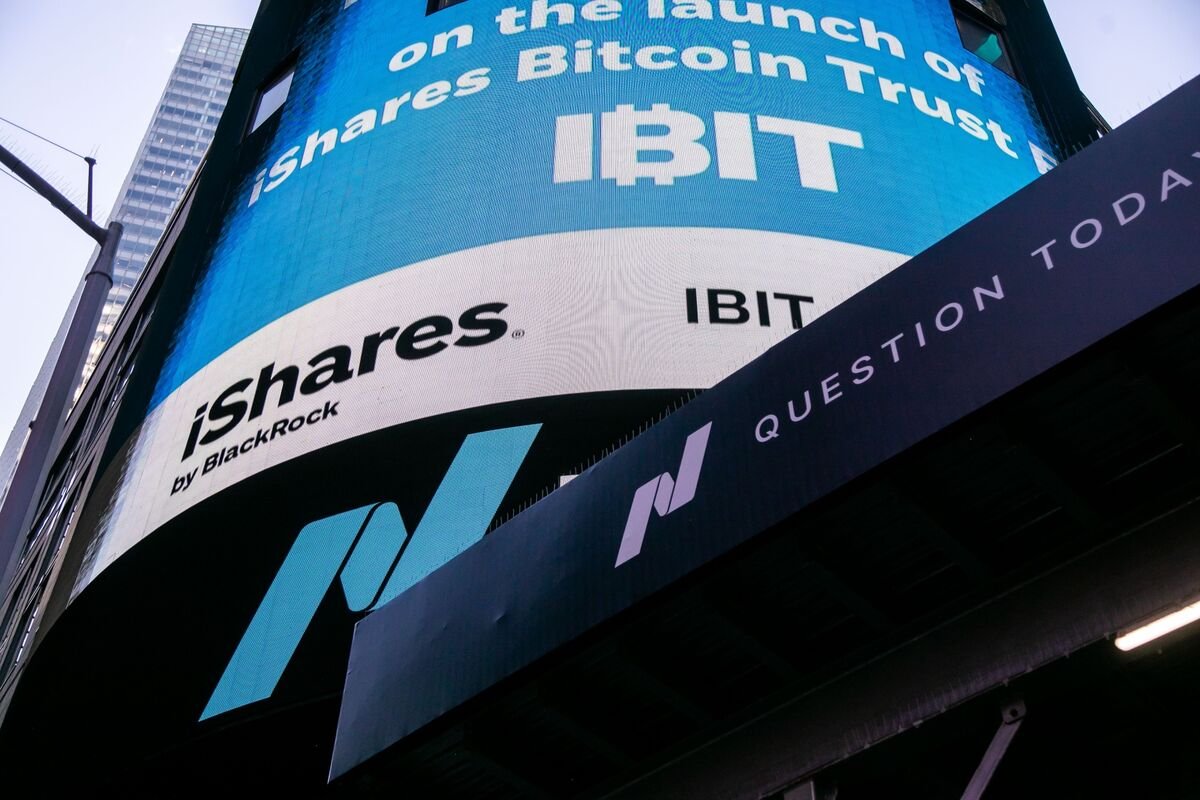 Crypto Mania Drives $520 Million Into BlackRock Bitcoin ETF (IBIT) in One Day