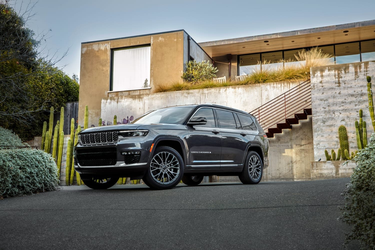 Chrysler recalling 338,000 Jeep Grand Cherokees over potentially faulty steering wheels