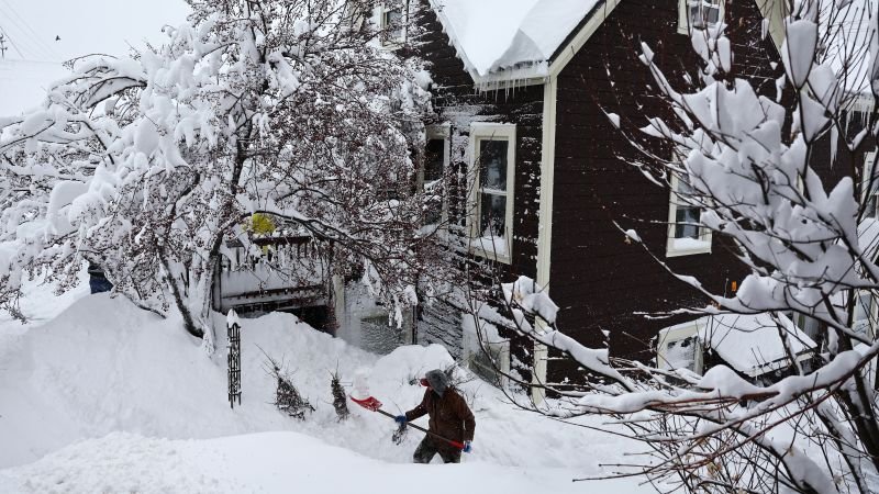 California blizzard: Powerful California blizzard shuts down roads and ski resorts as heavy snow and winds slam mountains