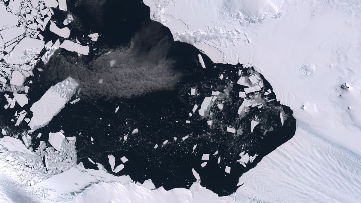 Fracturing Antarctic glacier breaks 80 mph speed record