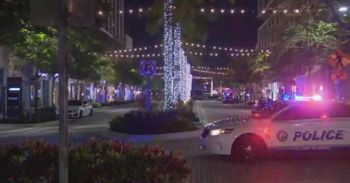 2 dead, 7 injured after fight turns into officer-involved shooting at Miami-Dade shopping center